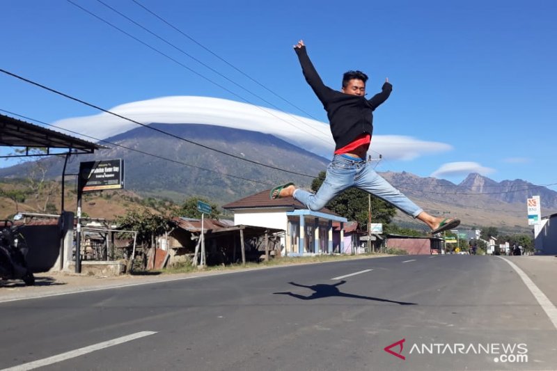 Topi awan melingkari Gunung Rinjani