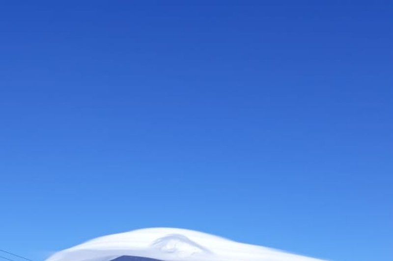 Topi awan melingkari Gunung Rinjani