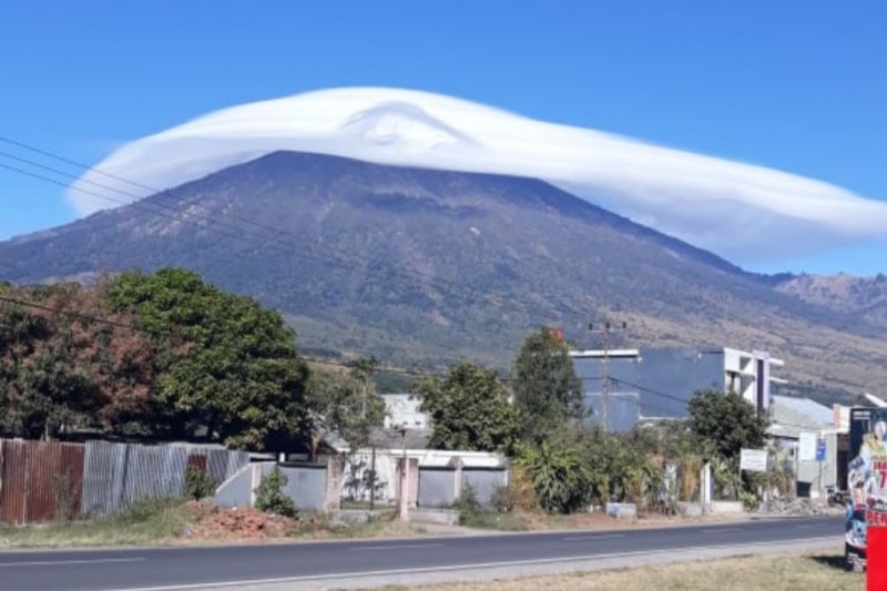 Topi awan melingkari Gunung Rinjani