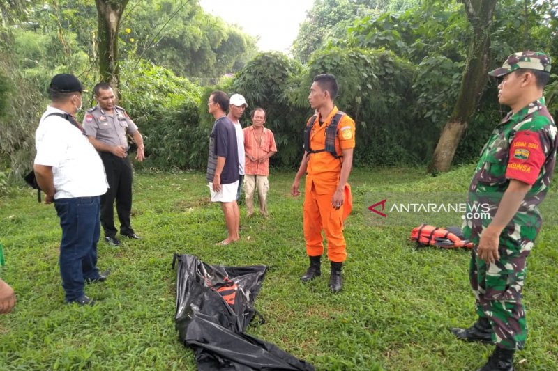 Terpeleset jatuh ke sungai, nenek 80 tahun ditemukan meninggal
