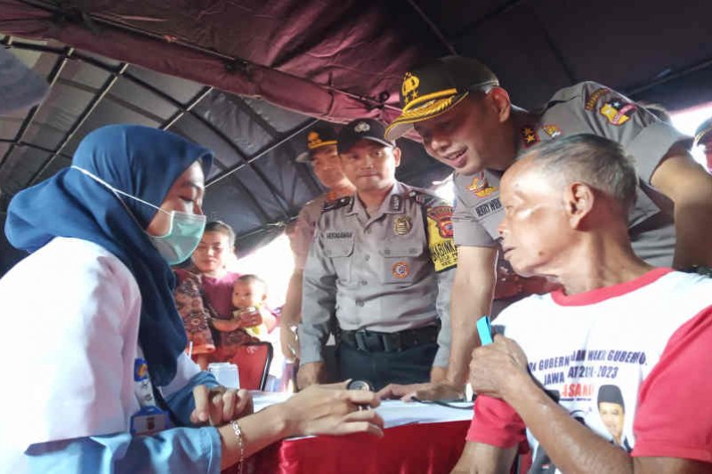 Polri gelar bakti sosial bagi sembako dan pengobatan di Cirebon