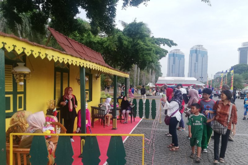 Warga padati Lebaran Betawi di lapangan Monas walau belum dibuka resmi