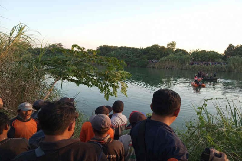 Pesawat latih jenis Cesna jatuh di Sungai Cimanuk Indramayu