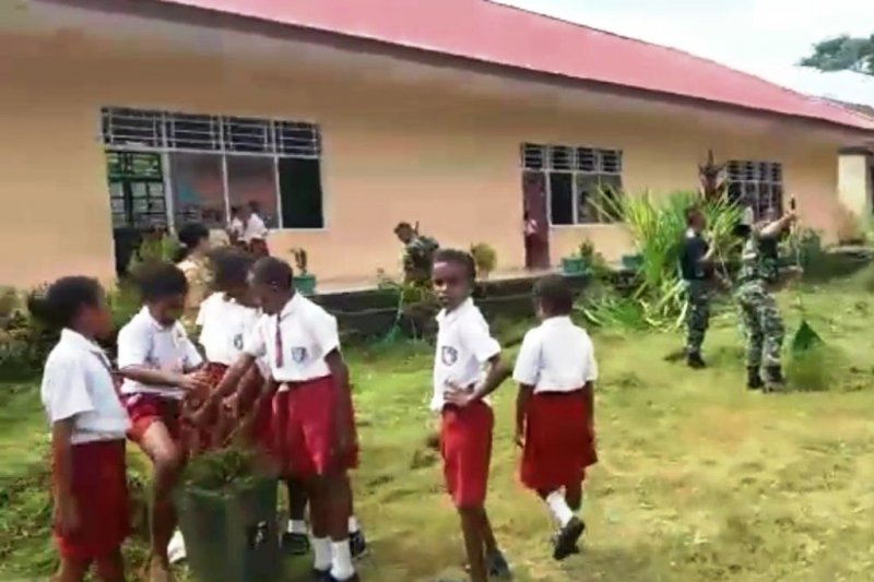 Satgas Yonif 126 Kc Ajak Pelajar Sd Arso Bersihkan Lingkungan Sekolah Antara News Papua