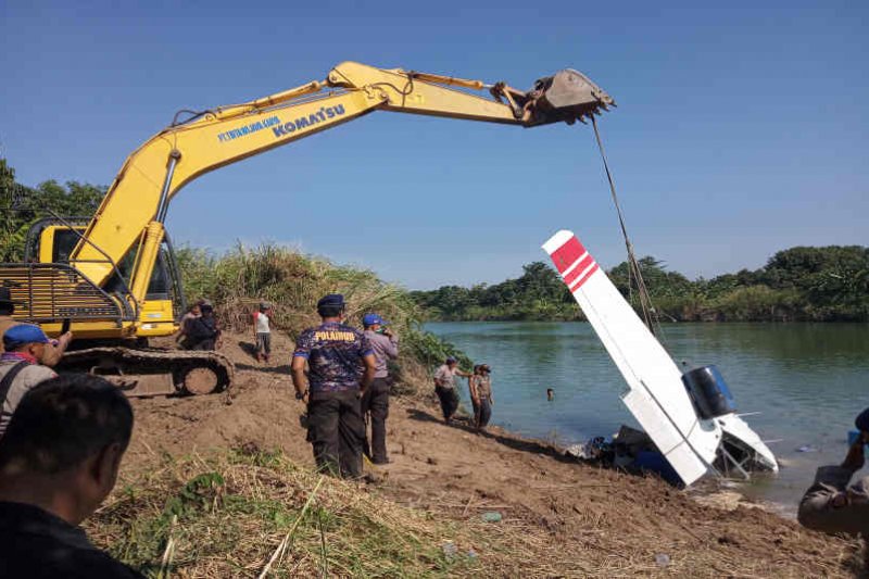 Bangkai pesawat latih yang jatuh di dasar Sungai Cimanuk berhasil diangkat