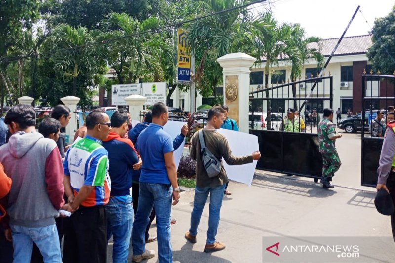 Puluhan buruh geruduk Kantor PN Cibinong tolak putusan kasasi MA