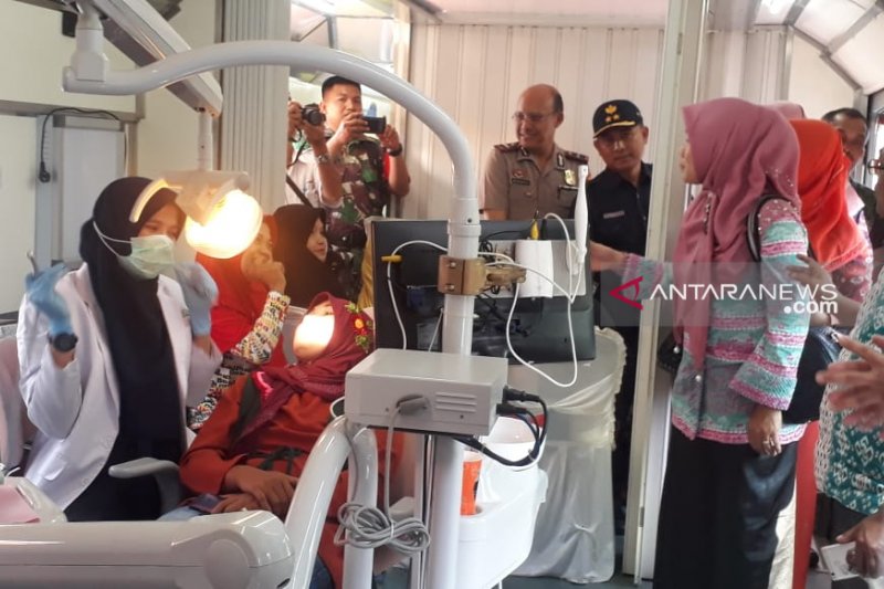 Ratusan warga bantaran rel ikuti pengobatan gratis PT KAI