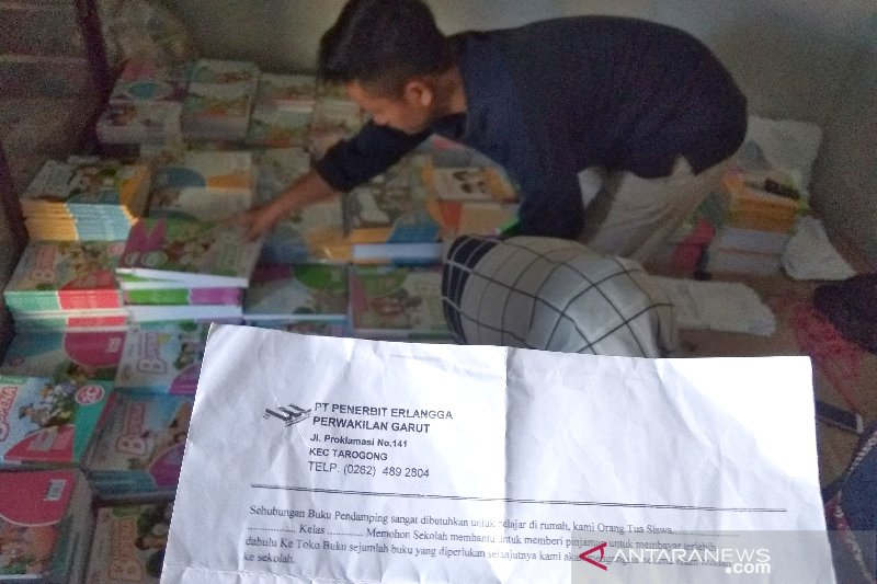 Orang tua siswa keluhkan harga buku SD di Garut hampir satu juta rupiah