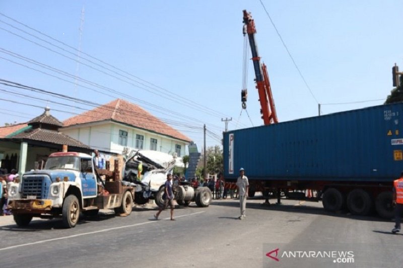 Truk kontianer rem blong, satu korban tewas