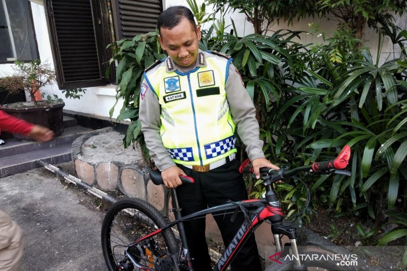 Brigadir Nathan Doris, polisi ditabrak mobil di Bandung dihadiahi sepeda