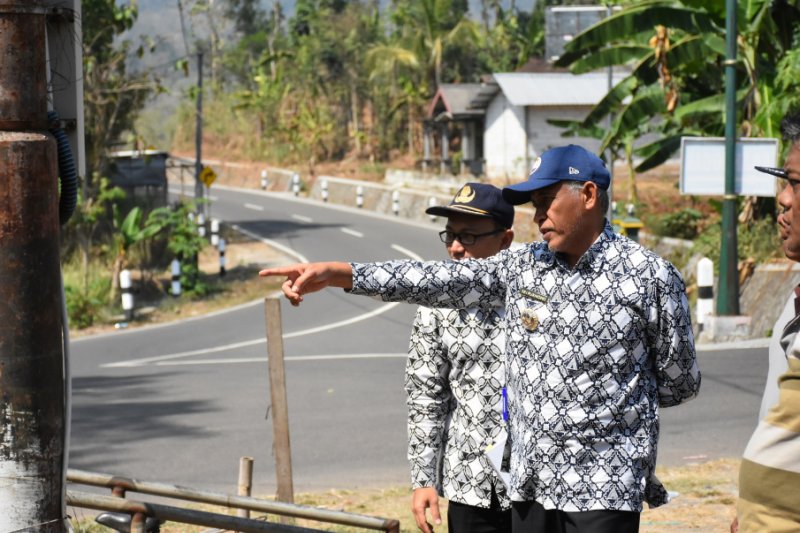 Bupati Sleman meninjau trase pembangunan jalan lintas kabupaten