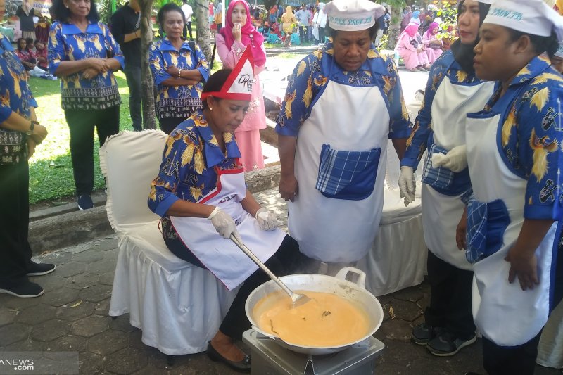 Para isteri Gubernur se-Indonesia masak rendang,  dan pemenangnya ini