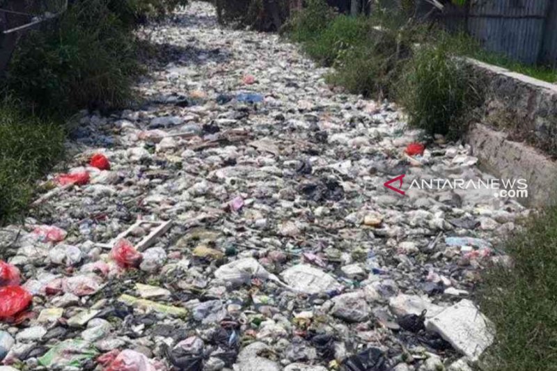 Tumpukan sampah di Kali Bahagia Bekasi sepanjang 1 kilometer