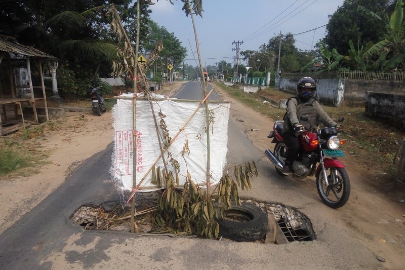 Jalan Jebol di Desa Braja Indah Lampung Timur