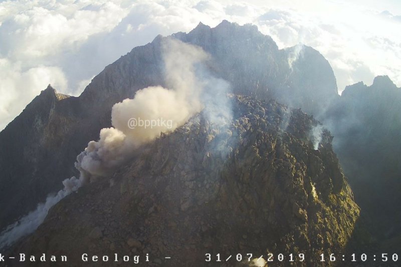 Gunung Merapi mengeluarkan awan panas guguran sejauh 950 meter