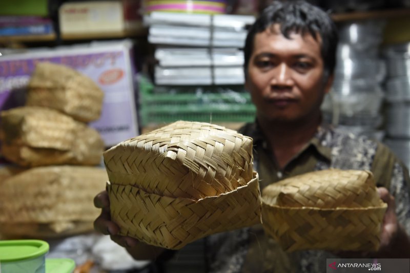 Besek bambu jadi pilihan wadah daging kurban yang aman