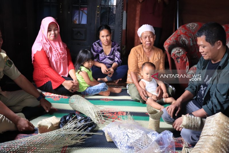 Perajin Anyaman Bambu Di Rejang Lebong Kesulitan Pasarkan Produk Antara News Bengkulu