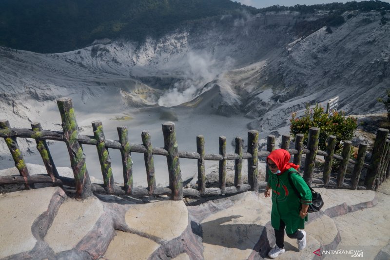 Taman wisata alam Tangkuban Parahu kembali dibuka untuk wisatawan