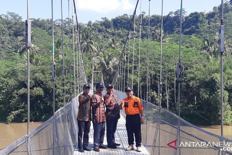 Warga Leles Cianjur terpaksa menantang bahaya untuk beraktivitas