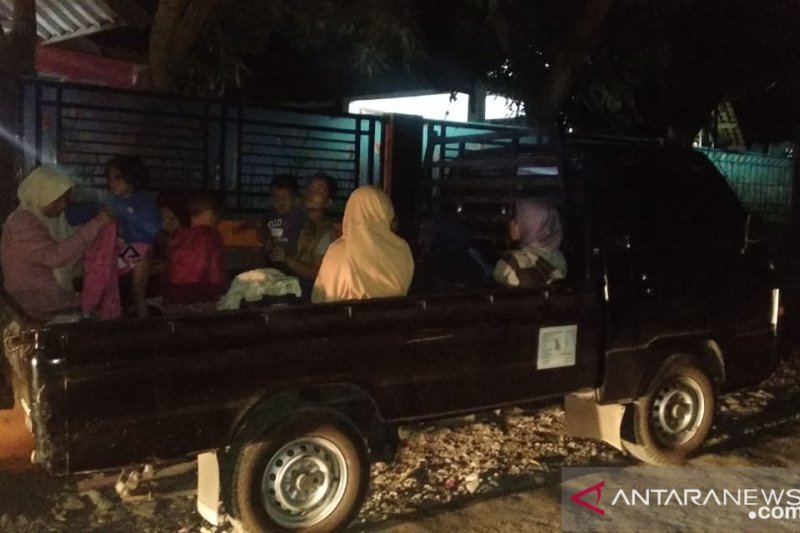 Warga pesisir laut selatan bertahan di dataran tinggi meski peringatan tsunami berakhir