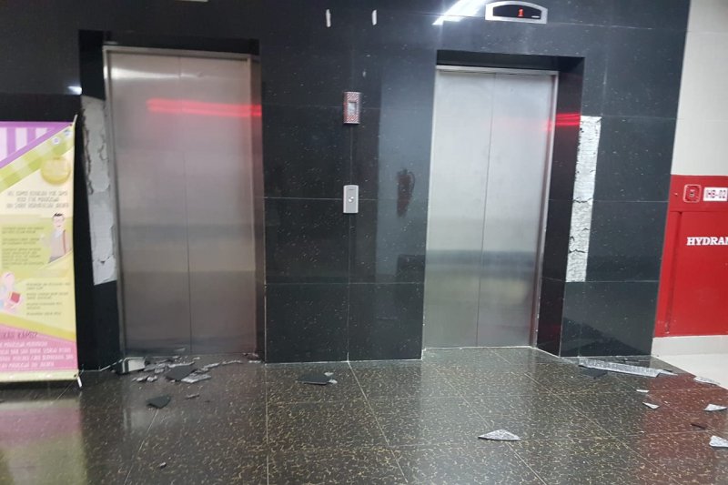 Akibat gempa dinding Gedung Fakultas Adab UIN Jakarta runtuh