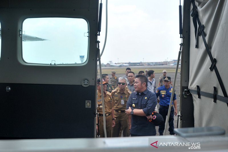 Gubernur mengecek perlengkapan udara untuk patroli kebakaran lahan