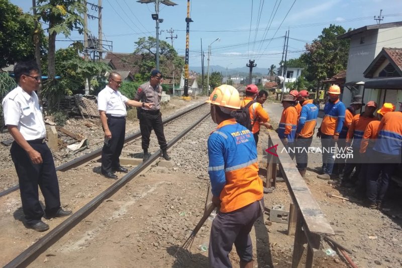 PT KAI tutup perlintasan sebidang di Kelurahan Surabaya Bandarlampung