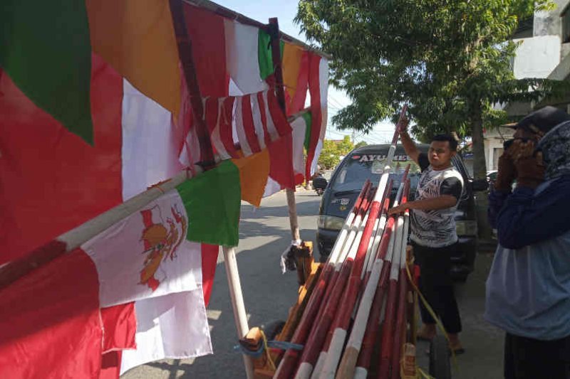 HUT RI jadi berkah pedagang bendera keliling Indramayu