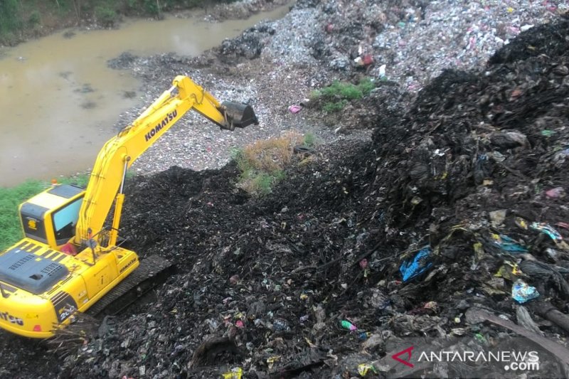 DLH Cianjur lakukan pendinginan di pembuangan sampah Pasirsembung