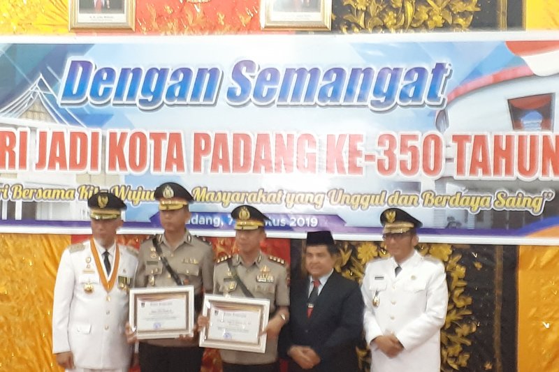 Sukses tekan pungli, Pemkot Padang berikan penghargaan Kapolresta