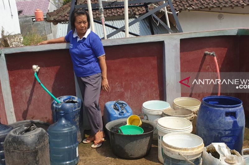 PT KAI salurkan bantuan air bersih kepada warga Bandarlampung