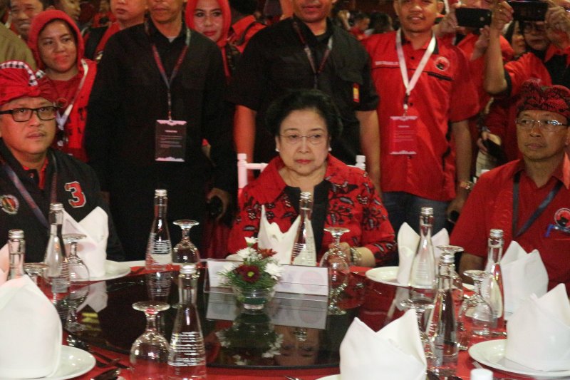 Megawati minta seluruh kader PDIP hormati kehadiran Prabowo