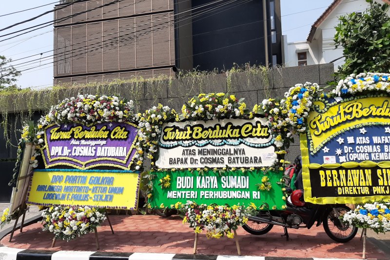 Karangan Bunga Mulai Penuhi Kediaman Mantan Menteri Cosmas Batubara Antara News