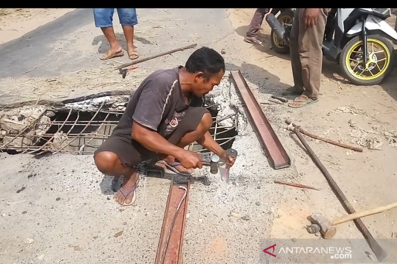 Warga Braja Indah Lamtim swadaya perbaiki jalan rusak