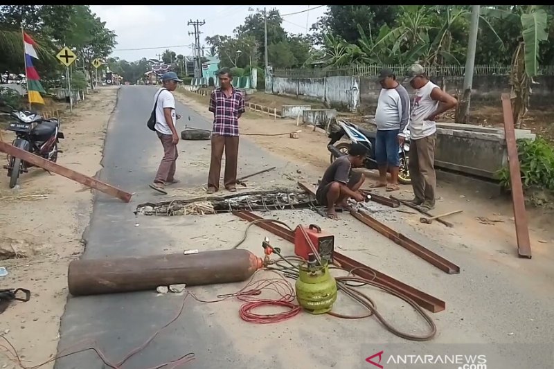 Warga Lampung Timur perbaiki jalan rusak