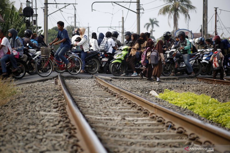 KAI tutup pelintasan sebidang Karawang-Klari usai kecelakaan bus-kereta