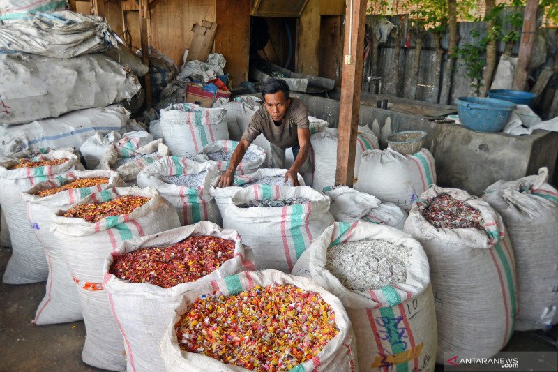 Industri Daur Ulang Plastik Rumahkan 63 000 Pekerja Akibat Covid 19 Antara News