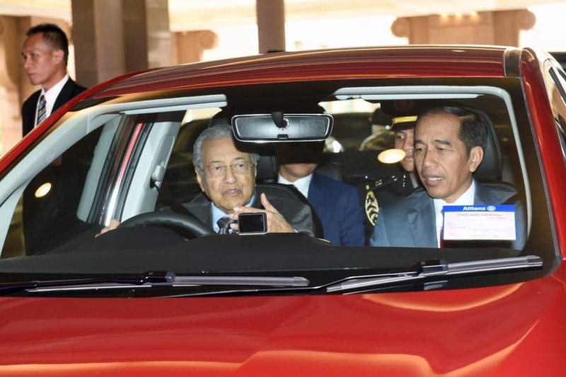 Presiden Jokowi tumpangi mobil yang dikemudikan PM Malaysia Mahathir