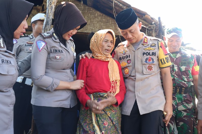 Polres Garut peringati HUT RI dengan kegiatan memperbaiki rumah warga miskin