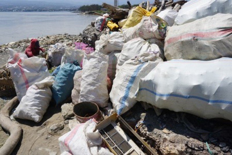 Nelayan bantu kurangi sampah plastik di laut