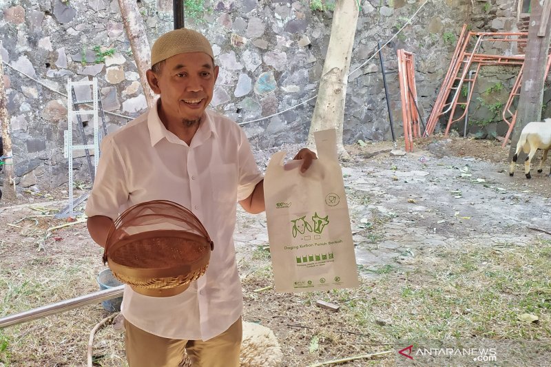 Masjid di Bandung bungkus daging kurban pakai plastik bahan singkong