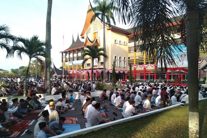Jamaah Keluhkan Sholat Idul Adha Kantor Gubernur Sumbar "Tak Ramah"
