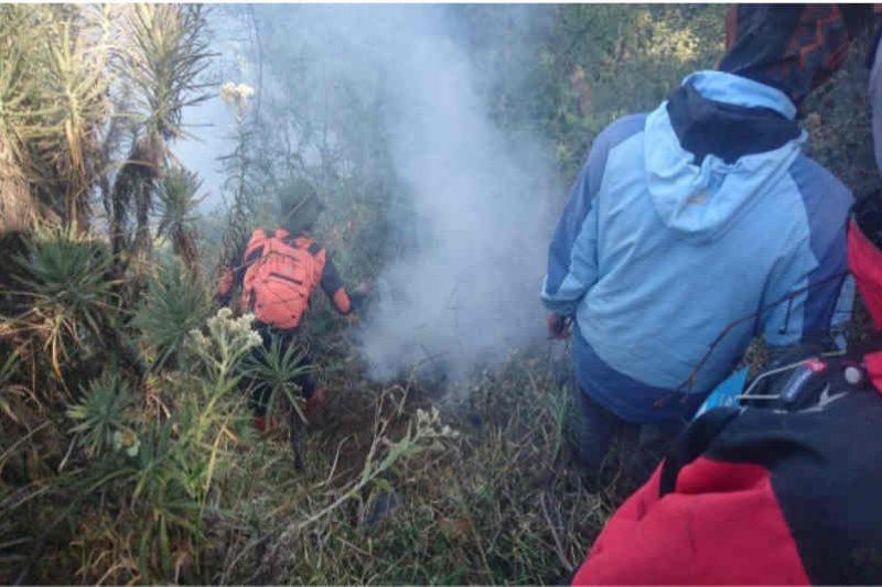 BPBD: Masih ada satu titik api di puncak Gunung Ciremai