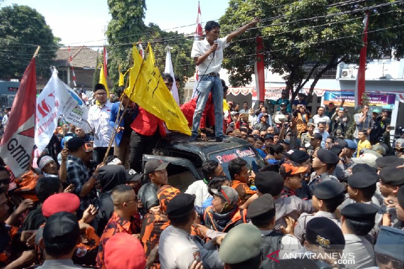 Aksi PKL warnai pelantikan anggota DPRD Garut