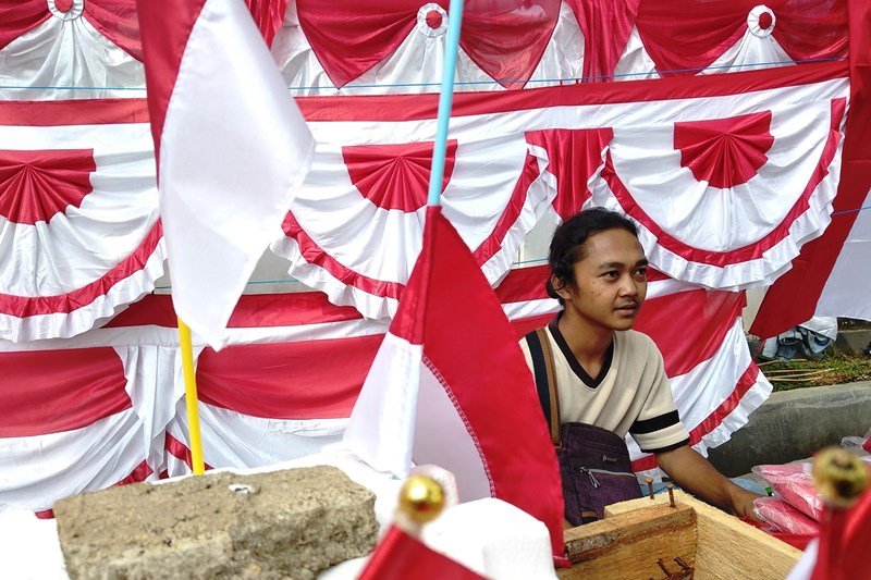 Penjaja bendera asal Garut berburu rezeki di Mamuju Sulbar