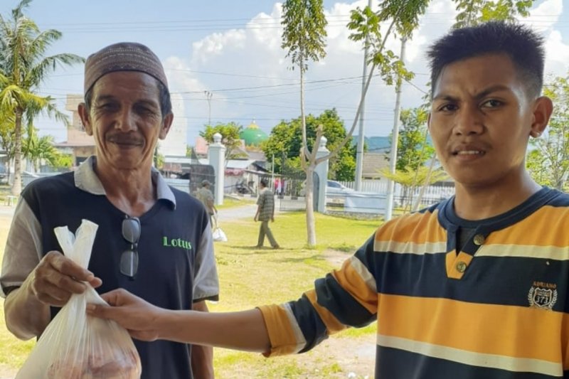 Sekolah Al Azhar berbagi kurban kepada dhuafa