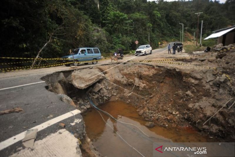 JALAN AKSES WISATA MANDEH AMBLAS