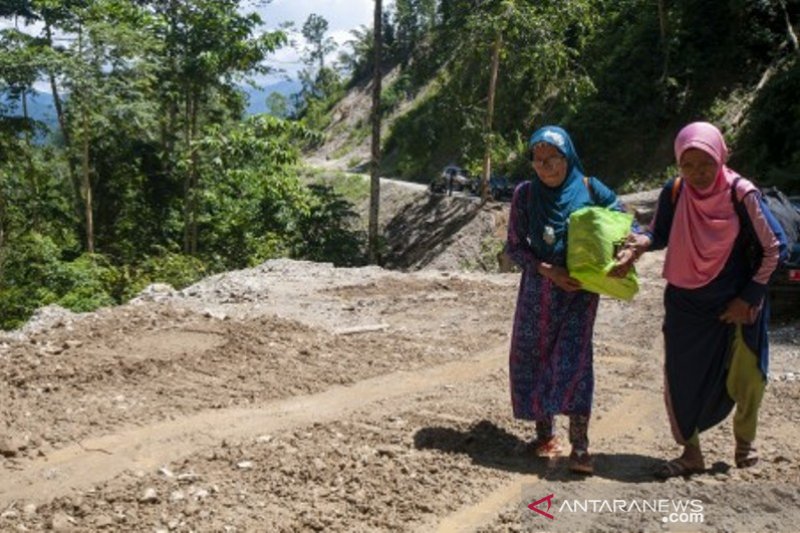 Longsor Jalan poros Palu-Kulawi isolasi 21 desa