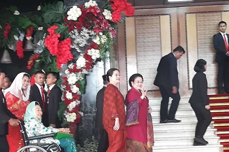 Megawati kenakan kebaya merah hadiri sidang MPR