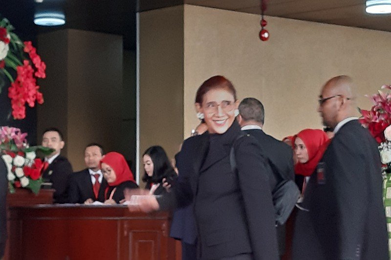 Kenakan blazer hitam, Menteri Susi hadiri Sidang MPR